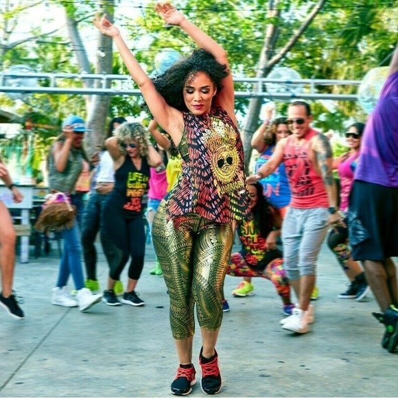 ZUMBA • All Night Metallic Capri Leggings cropped gold foil medallion print - Picture 3 of 11